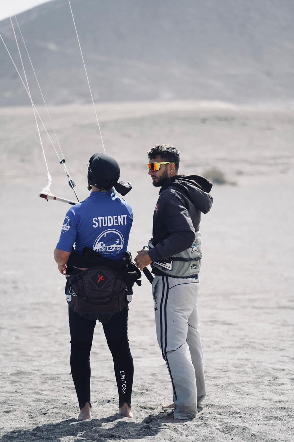 Alumno aprendiendo kitesurf con instructor en El Médano