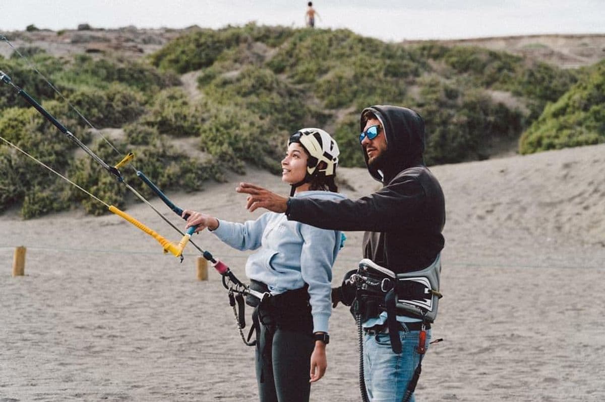 Alumno aprendiendo kitesurf en El Médano con Jan Kohlenbach — vista aérea
