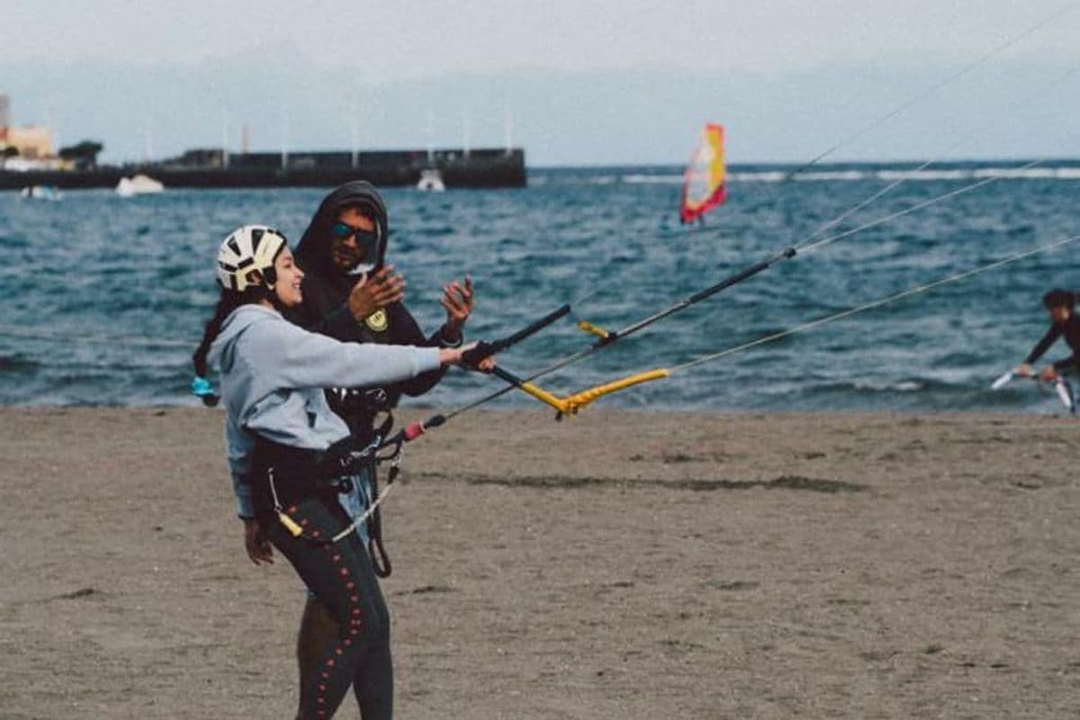 Clase de kitesurf en la playa de El Médano, Tenerife — control de cometa en tierra