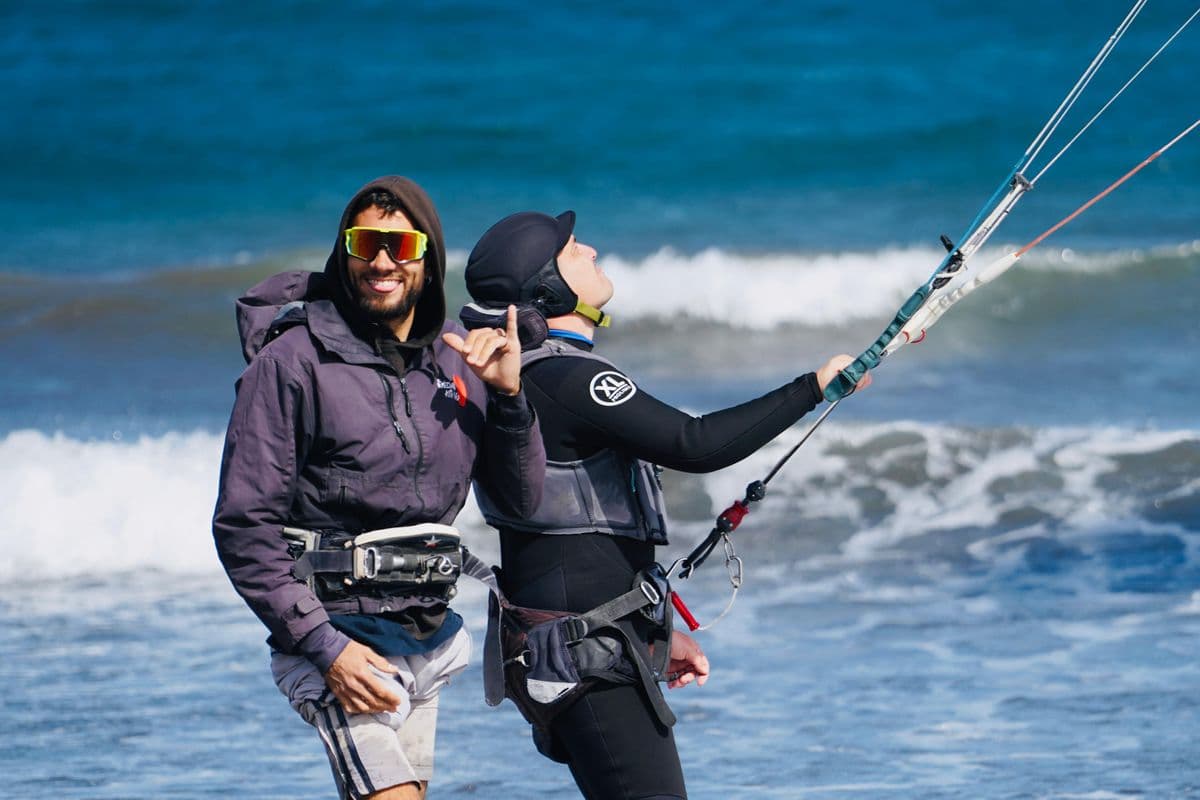 Instructor Jan Kohlenbach explicando técnica de kitesurf a principiante en El Médano