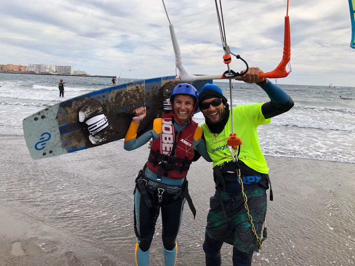 Alumno navegando por primera vez en kitesurf en aguas de El Médano, Tenerife