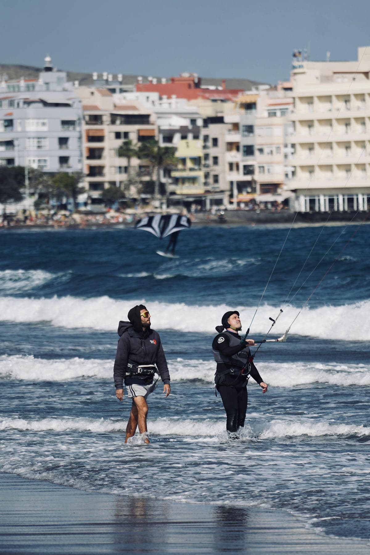 Sesión de kitesurf en El Médano con viento perfecto — rider iniciando su primera navegación