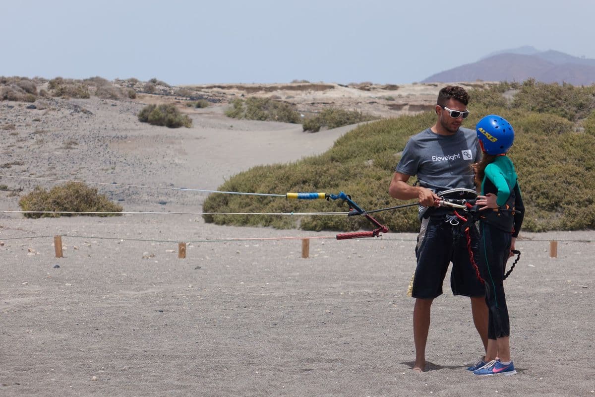 Cometa de kitesurf en la ventana de viento durante clase práctica en Tenerife