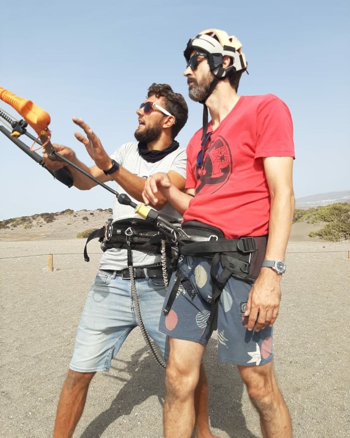 Grupo de alumnos de kitesurf con Jan Kohlenbach en la playa de El Médano al atardecer